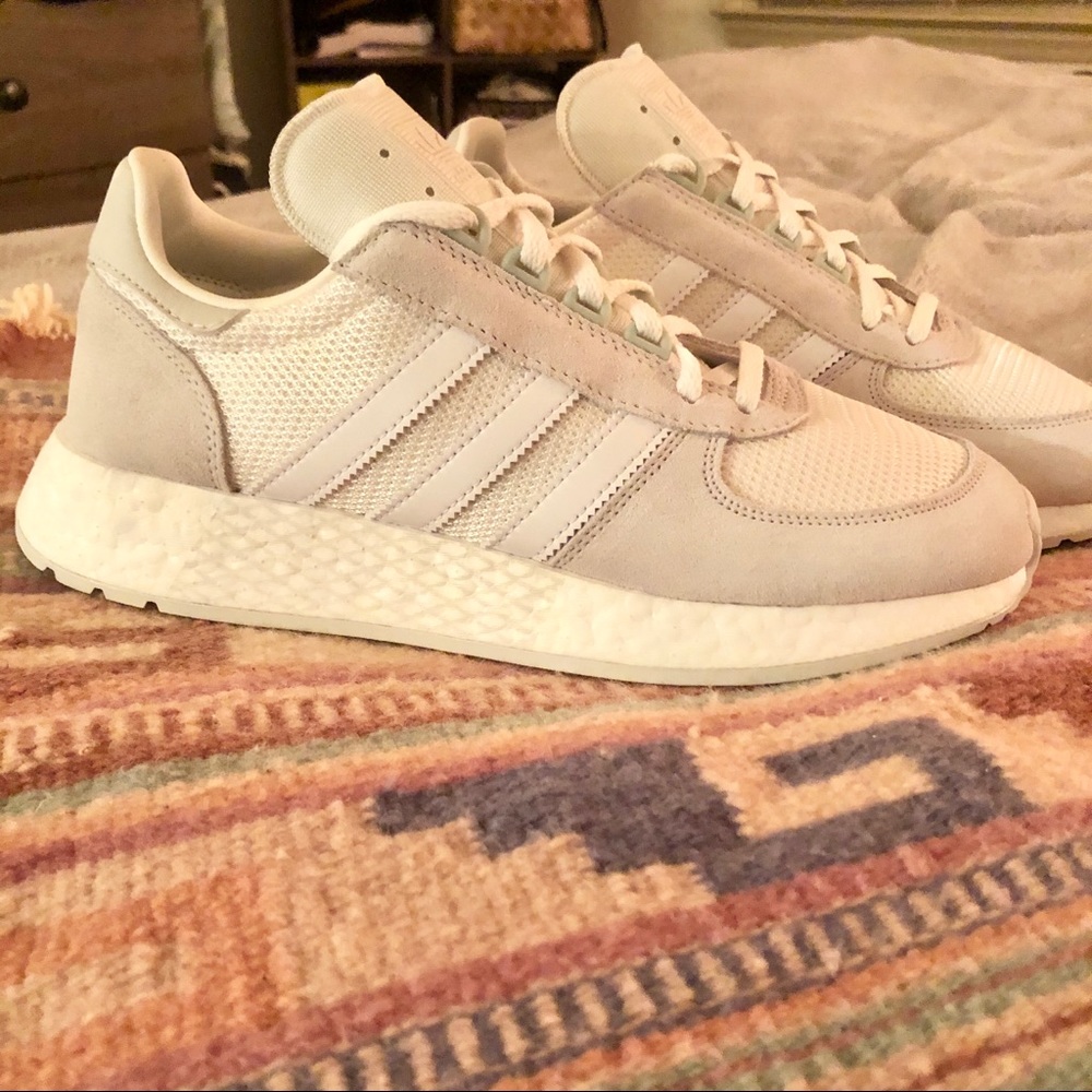 NWOT Unisex White Adidas Originals I-5923